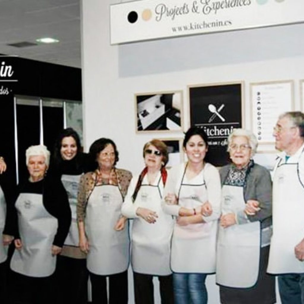Personas mayores asistiendo a taller de cocinoterapia en Kitchen in Poio