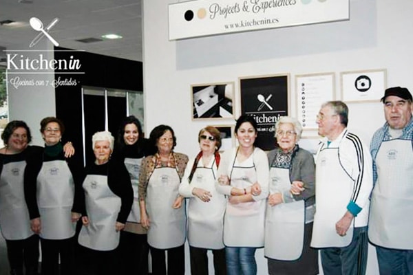 Personas mayores asistiendo a taller de cocinoterapia en Kitchen in Poio