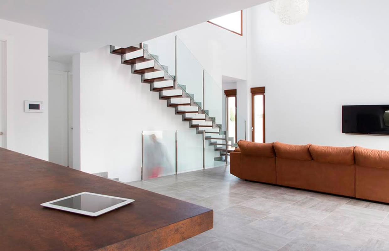 Cocina en blanco abierta al salón