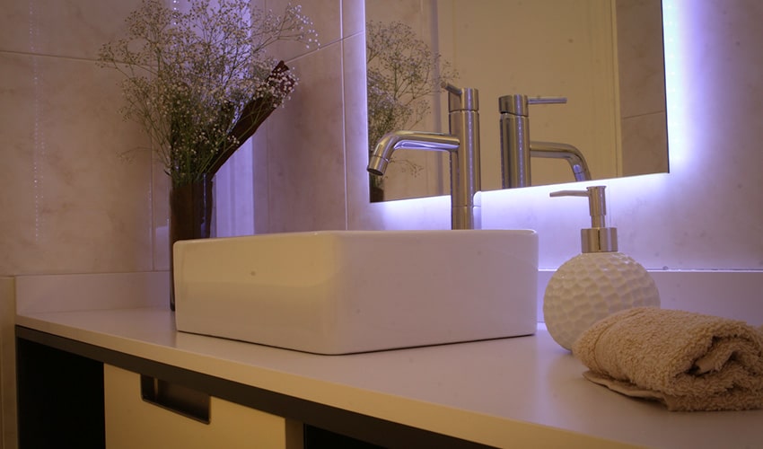 Lavabo de cerámica y grifo para mueble de baño