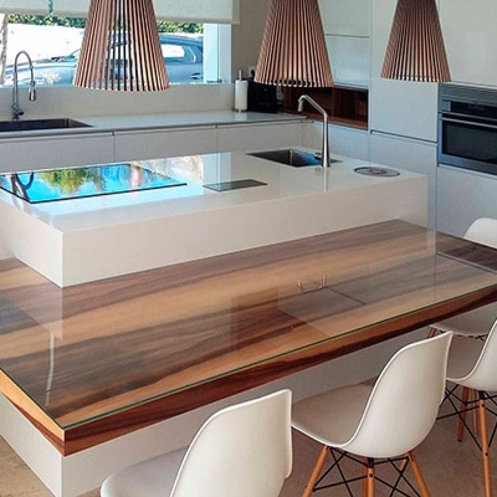 Diseño de cocina con isla y mesa de madera
