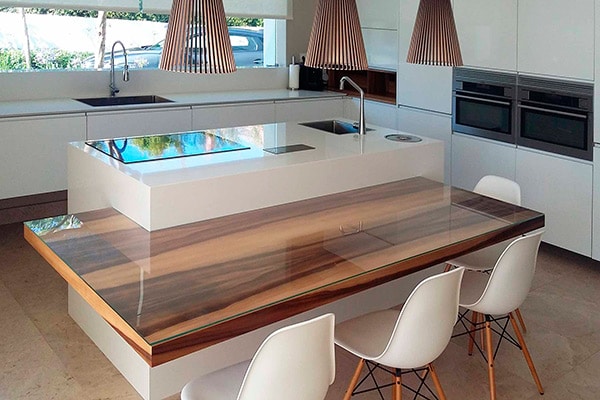 Diseño de cocina con isla y mesa de madera