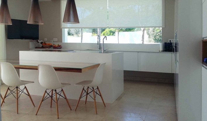 Cocina en isla con mesa de madera y mucho diseño • Kitchen in