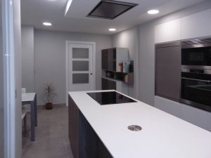 Cocina con península en colores blanco y roble plata · Kitchen in