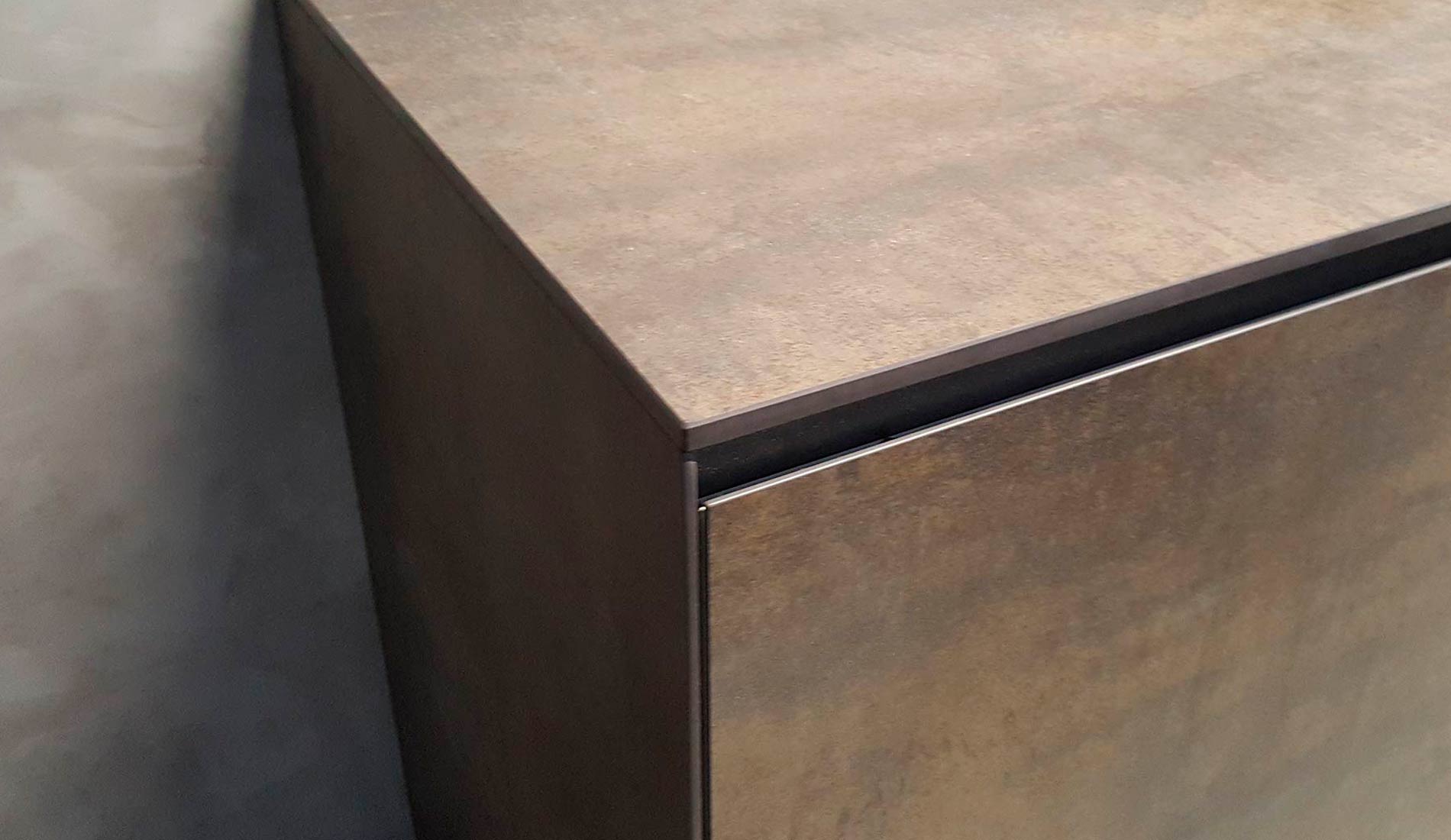 Cocina con tirador integrado en la puerta, una de las tendencias en diseño de cocinas este año 2018. Modelo Alborán de nuestro proveedor Senssia.