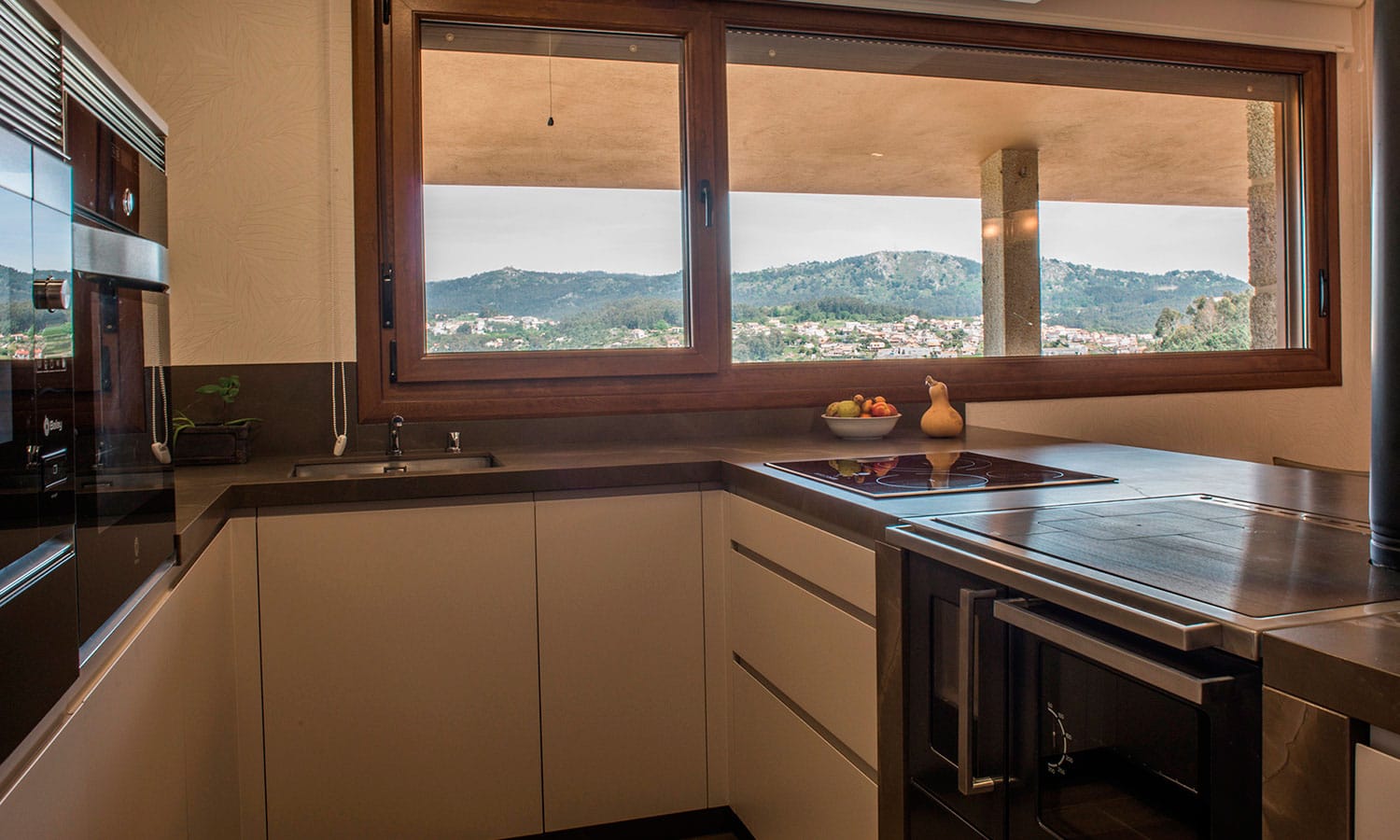 Cocina con tirador integrado en la puerta, una de las tendencias en diseño de cocinas este año 2018. Modelo Java de nuestro proveedor Senssia.