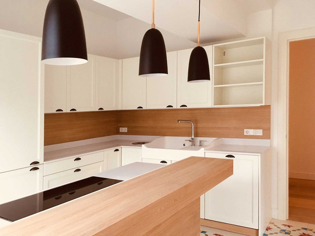 Cocina rústica moderna en blanco mate e isla central · Kitchen in