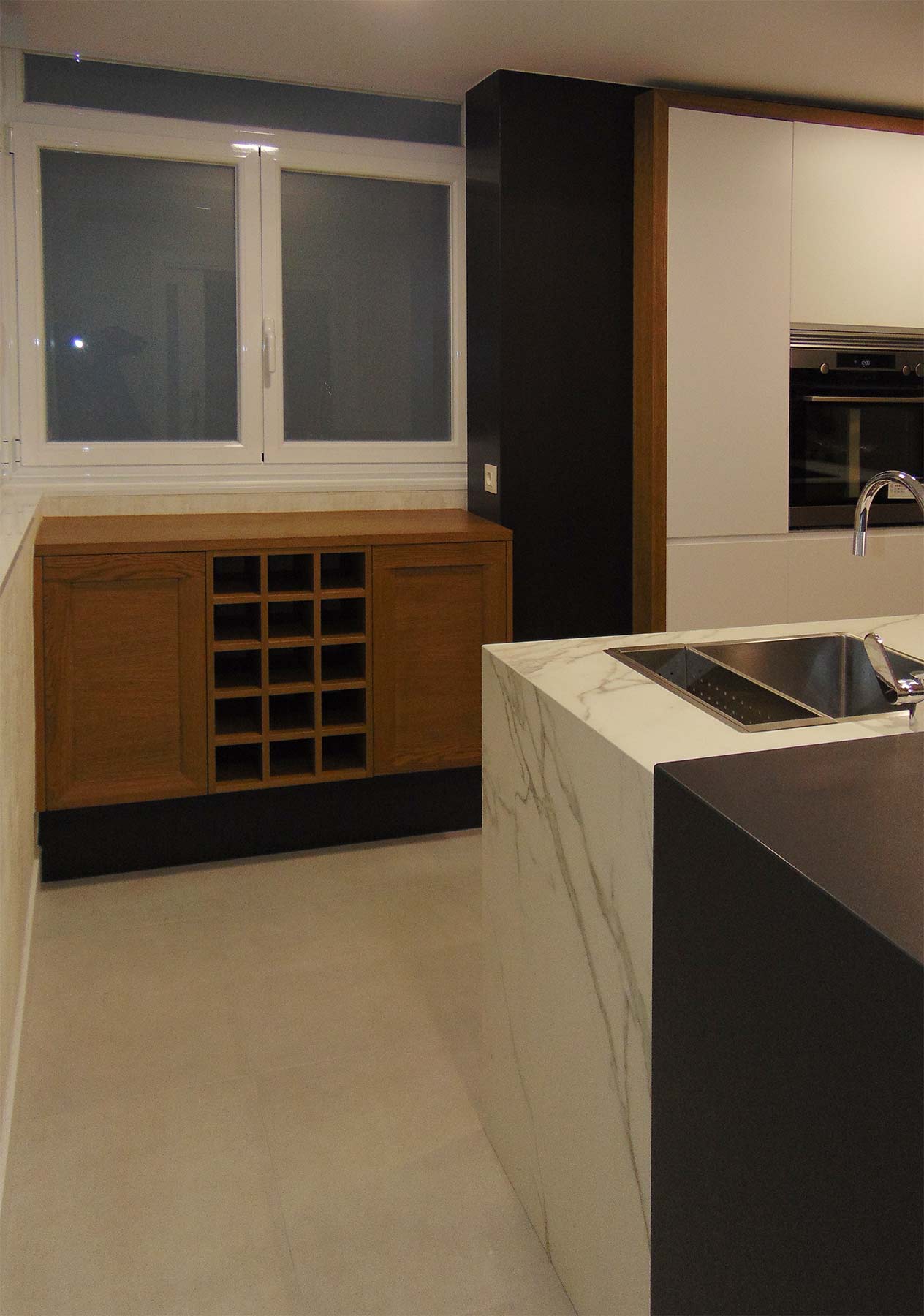 Vista de mueble con vinoteca, en madera de roble nuez