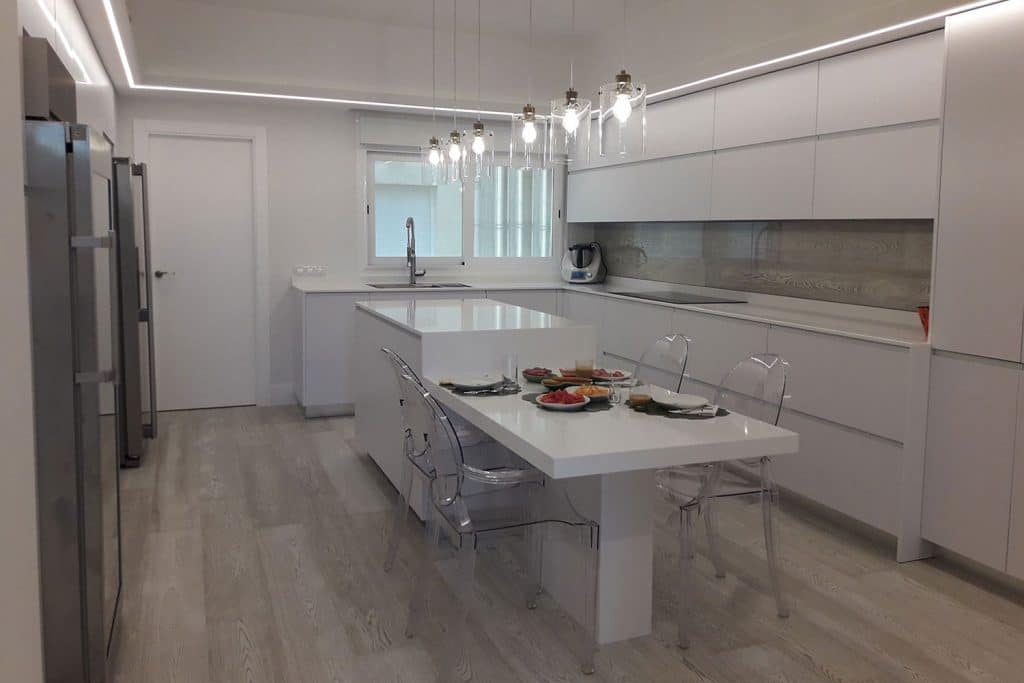 Una cocina alrededor de una isla • Kitchen in Cocinas con 7 Sentidos