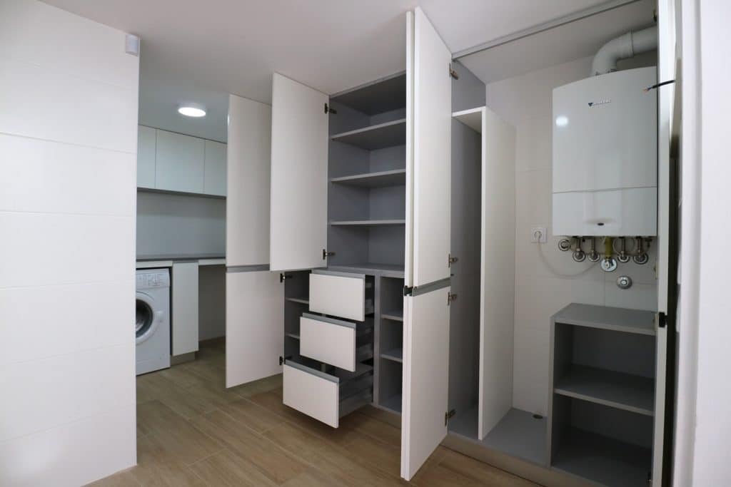 Una lavandería muy bien aprovechada • Kitchen in