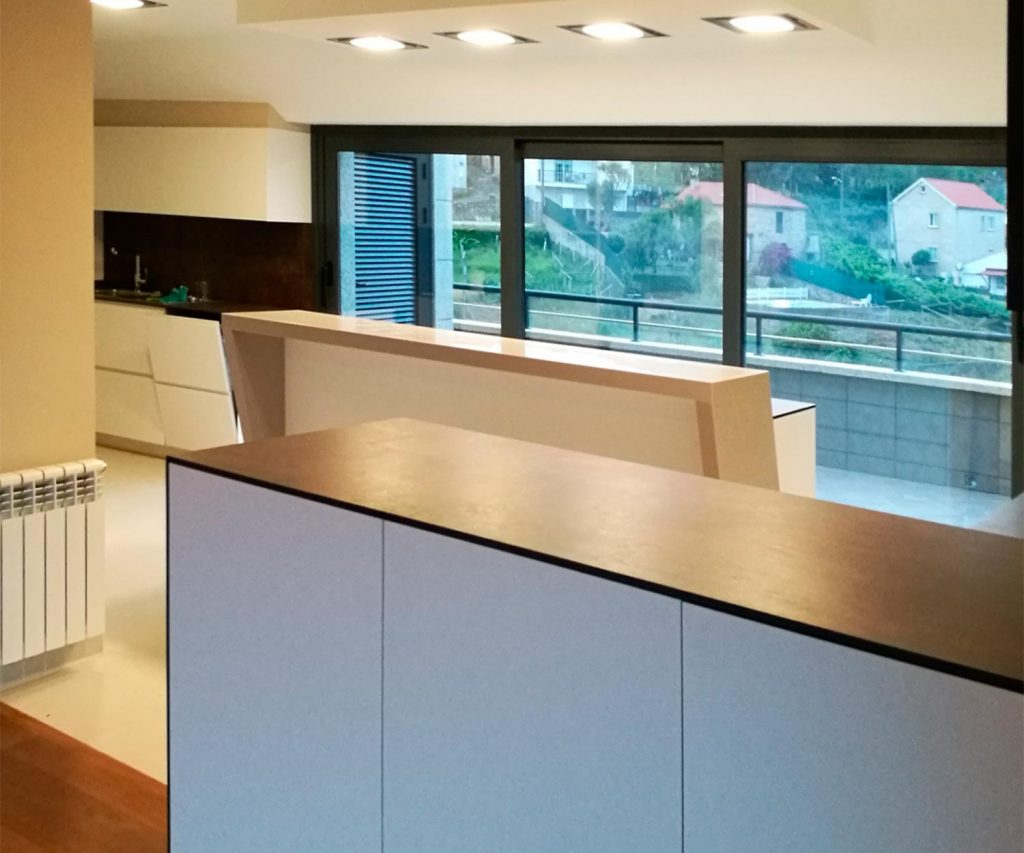 Una cocina en isla abierta al salón • Kitchen in