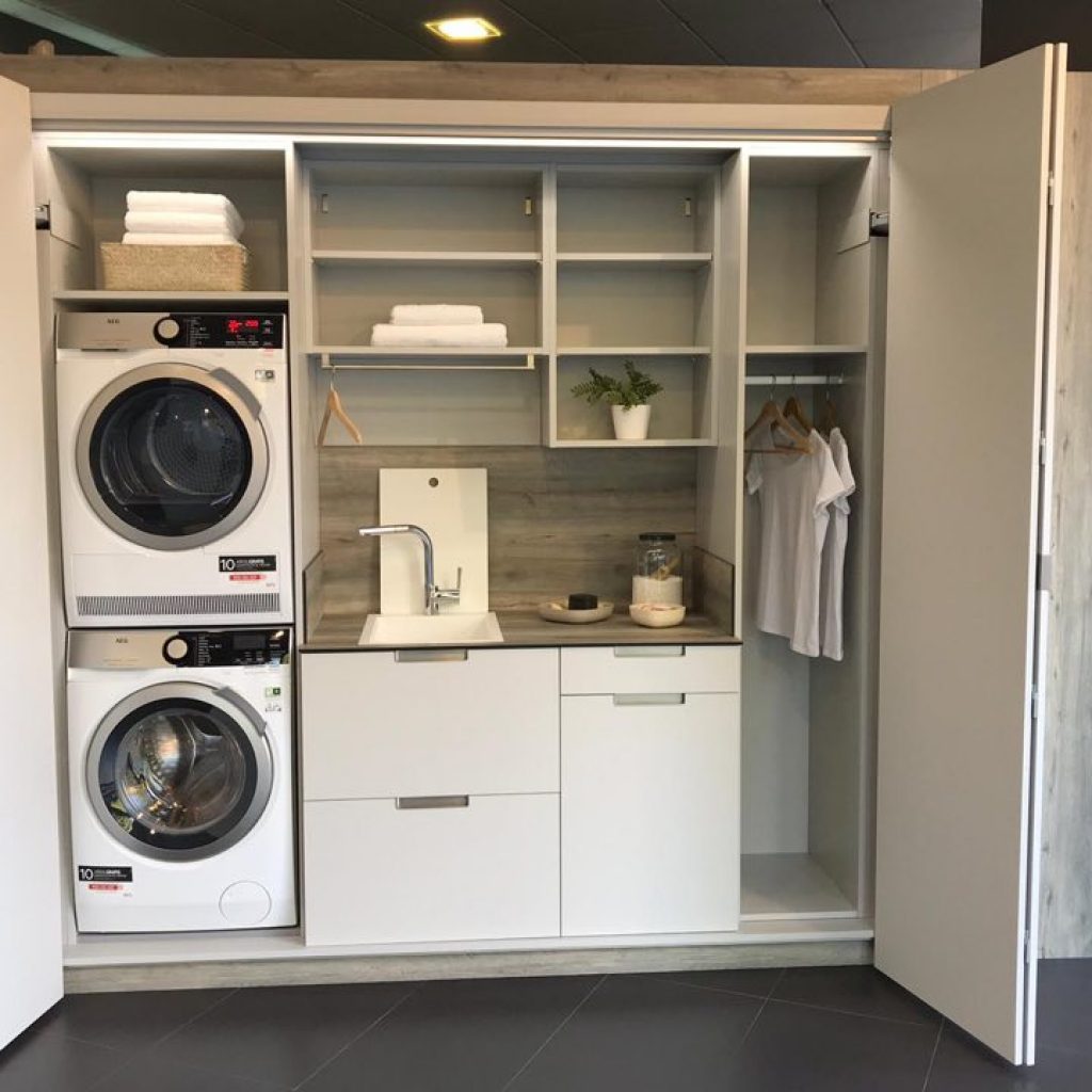 Zona de lavanderia de cocina con muebles y apertura escamoteable