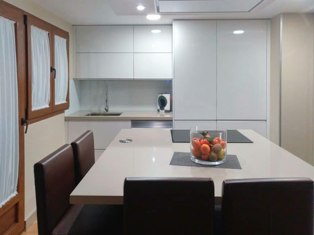 Cocina en isla en blanco y madera • Kitchen in Cocinas con 7 sentidos