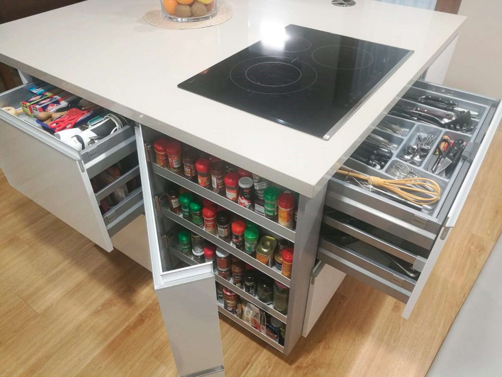 Cocina en isla en blanco y madera • Kitchen in Cocinas con 7 sentidos