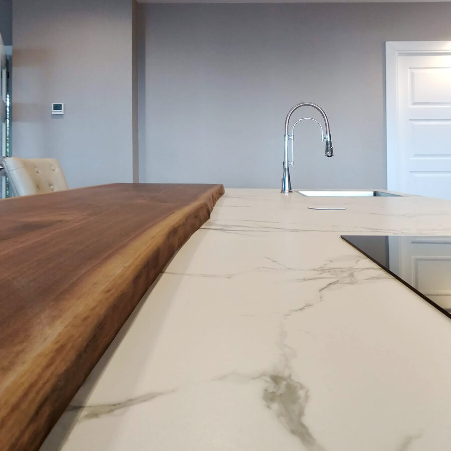 Encimeras: Dekton AURA y Be Natural madera de nogal Vista de encimeras de cocina en colores blanco y madera combinados