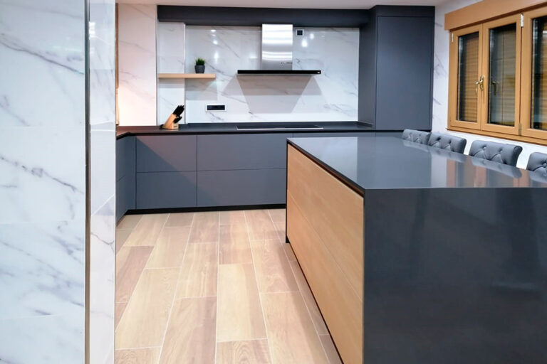 Cocina abierta al comedor y con mucho almacenamiento • Kitchen in