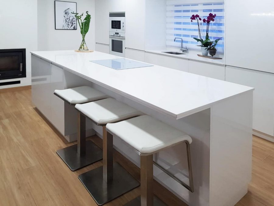 Isla de cocina en blanco brillo Isla de cocina en blanco brillo con parte en voladizo para taburetes