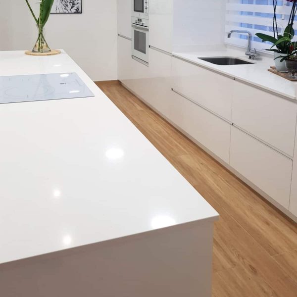 Triángulo de trabajo en la cocina: placa, fregadero, frigorífico Triángulo de trabajo en la cocina: placa, fregadero, frigorífico