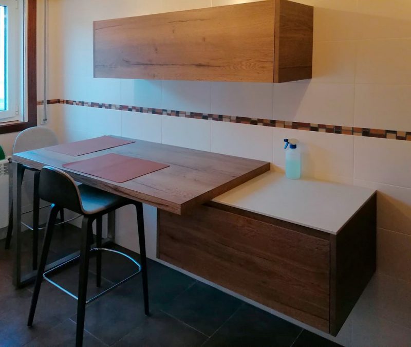 Zona de desayunos en madera Cocina con zona de desayuno en color madera con muebles bajos y altos