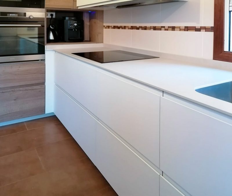 Frente de muebles bajos en color blanco con fregadero y placa Frente de muebles bajos en color blanco con fregadero y placa