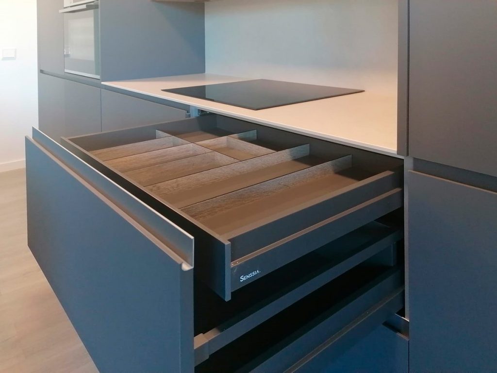 Mueble bajo de cocina con cajón interior con cubertero