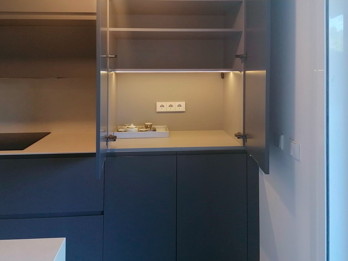 Interior de mueble algo sobreencimera color gris antracita