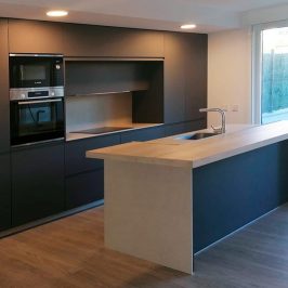 Cocina moderna en gris con encimera blanca • Kitchen in