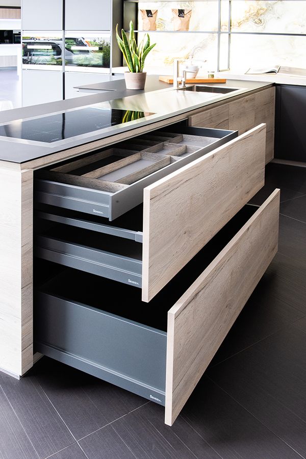 Mueble de cocina bajo placa con cacerolas y cajón interior, acabado melamina color madera con veta horizontal
