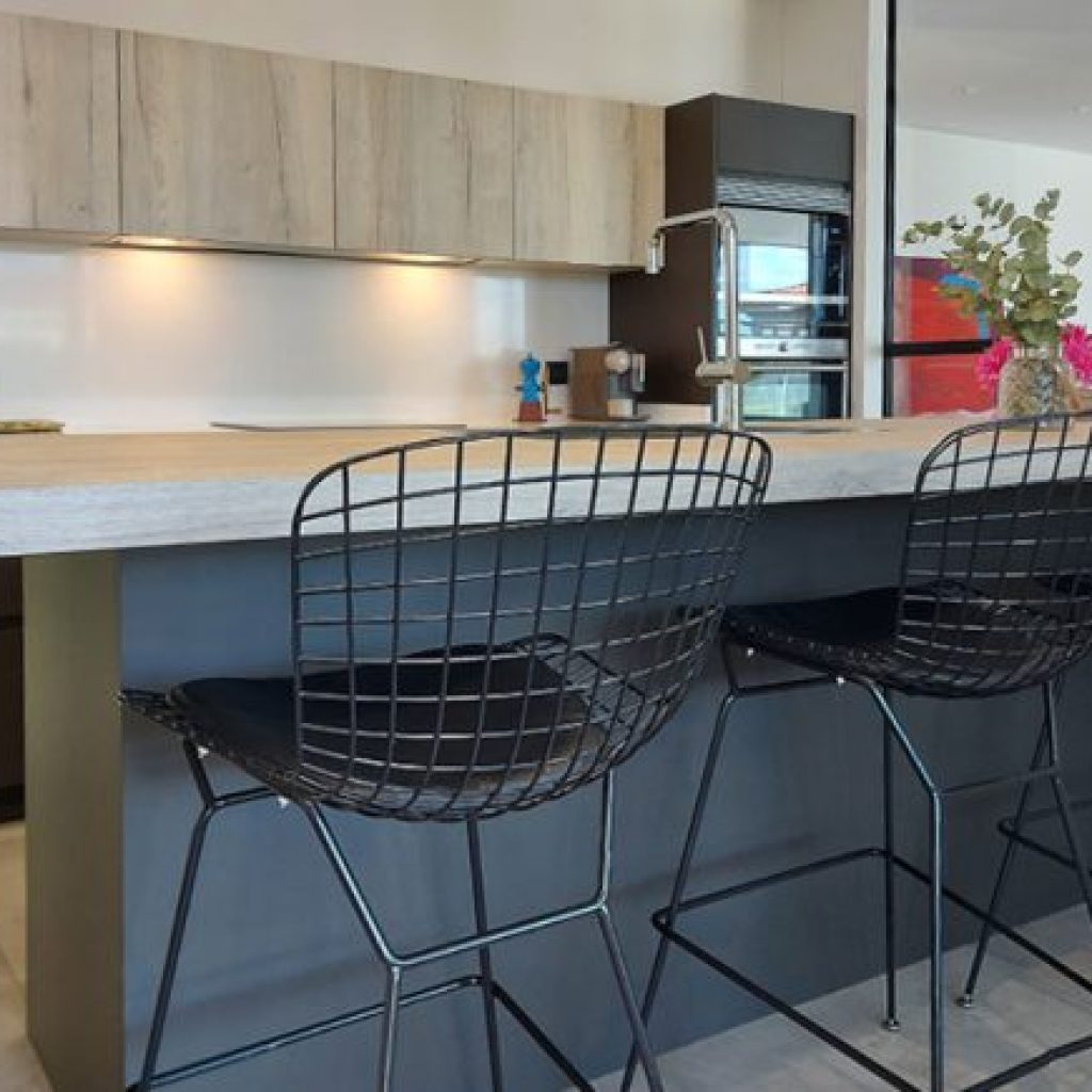 Diseñamos una cocina con elementos en gris y madera