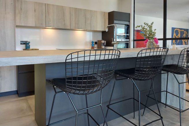 Diseñamos una cocina con elementos en gris y madera