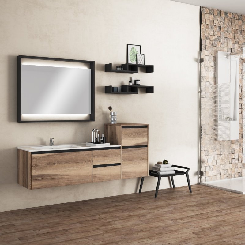 Vista lateral de baño rústico con mobiliario suspendido en acabado madera, espejo con marco y estanterías a juego y ducha con puertas de cristal