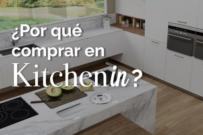 Imagen del articulo ¿Por qué comprar tu nueva cocina en Kitchen in? con cocina blanca con isla marmolada y texto del título sobre imagen