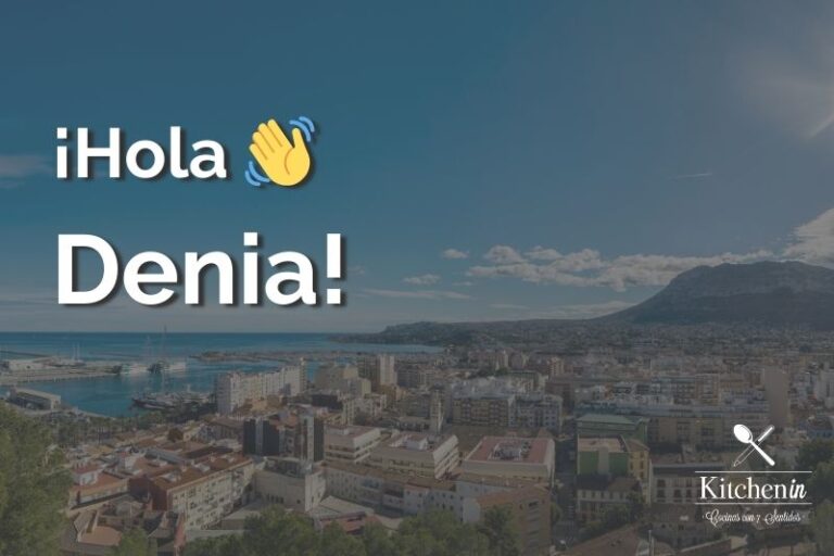Portada del artículo: "Kitchen in Denia: un nuevo showroom para imaginar tu hogar" compuesto por una panorámica de Denia y un texto de bienvenida
