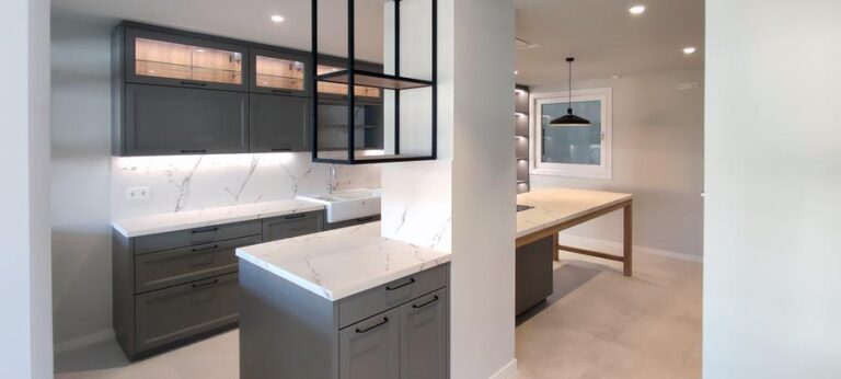 Cocina moderna en color Plomo claro con encimeras Dekton Morpheus, vitrinas iluminadas y mueble colgante metálico y de madera