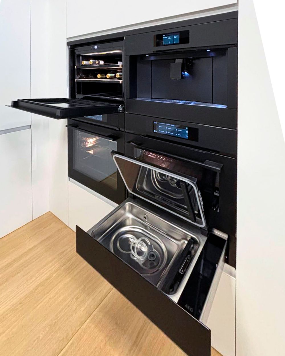 Horno, vinoteca y cajón calientaplatos AEG integrados.