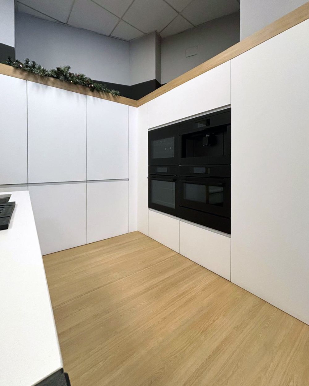 Cocina minimalista con electrodomésticos AEG integrados.