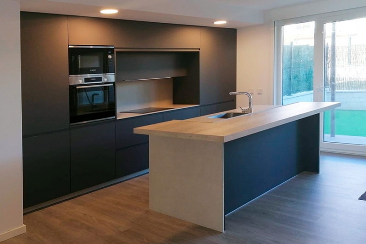 La cocina en gris y con isla central: minimalismo y modernidad • Kitchen in