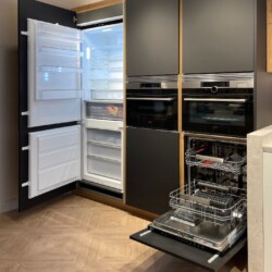 Composición de 3 muebles columna: frigorífico integrable, horno-micro y horno con lavavajillas en la zona inferior Composición de 3 muebles columna pensada para albergar diferentes electrodomésticos, realiza en color TOPMATT negro