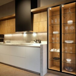 Cocina Moderna en Blanco y Gris Antracita - Kitchen In Salamanca Cocina moderna en blanco y madera con leds bajo muebles altos con vitrina negra mate con cristal y mobiliario columna en gris antracita