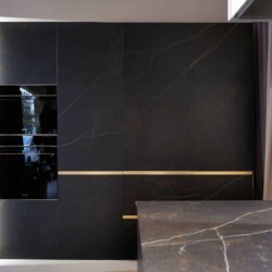 Composición de muebles columna con modelo FUSSION de Senssia en Kitchen in Salamanca Composición de mobiliario columna en aluminio y acabado cerámica con electrodomésticos integrados