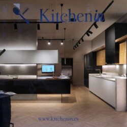 Diseño de cocinas modernas en Salamanca. Cocina en Isla y Cocina en un solo frente Interior de la tienda de mobiliario de cocina en Salamanca con exposición de cocinas con cocina con isla negra y frente de cocina en blanco y madera