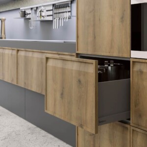 Cocina en gris y madera con puertas de muebles bajos modelo Caravaggio Muebles inferiores en madera con tirador integrado de cocina moderna en gris