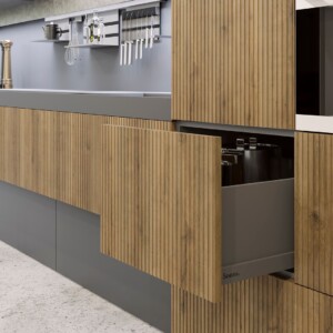 Cocina moderna con mobiliario en gris y madera con puertas en modelo Coral Muebles inferiores en madera con textura y profundidad de cocina moderna en gris