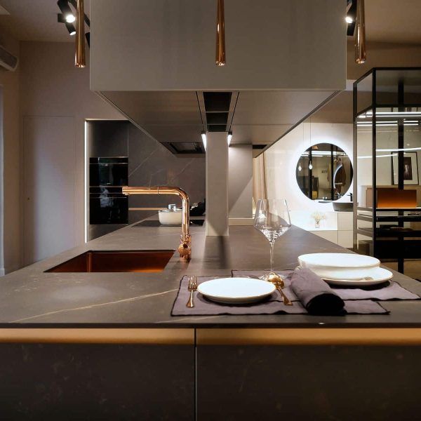 Encimera de cocina en isla de diseño moderno, con muebles altos suspendidos, realiza con modelo FUSSION acabado cerámica KELYA, tanto para puertas como encimera