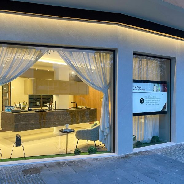 Fachada del estudio Kitchen in Denia con cocina en exposición en su interior