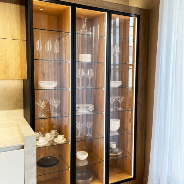 Detalle del mueble vitrina en color negro mate con cristal transparente, exhibido en Kitchen In Salamanca.