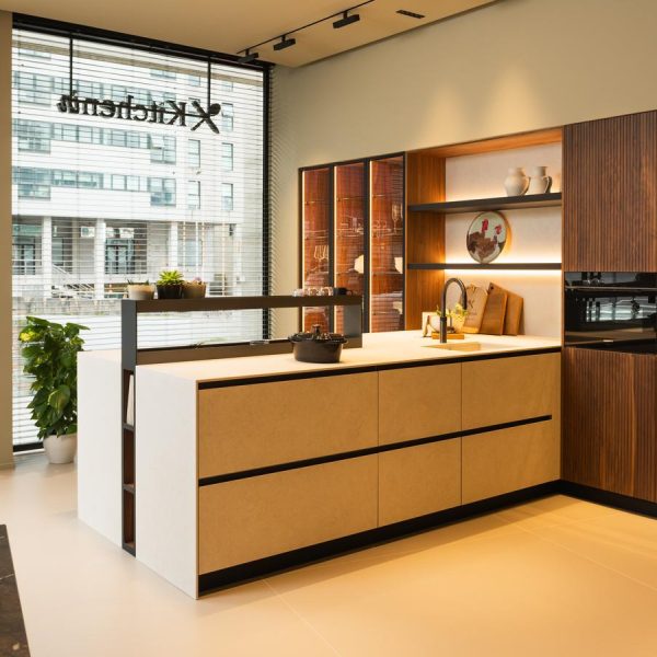Cocina moderna con península en tonos beige, muebles de madera natural Nogal y elementos en negro Fénix, expuesta en la tienda Kitchen in Santiago.