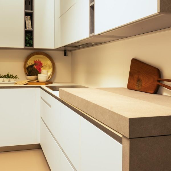 Cocina moderna en exposición Kitchen in Santiago en Blanco Fénix con encimera en Quartzite.