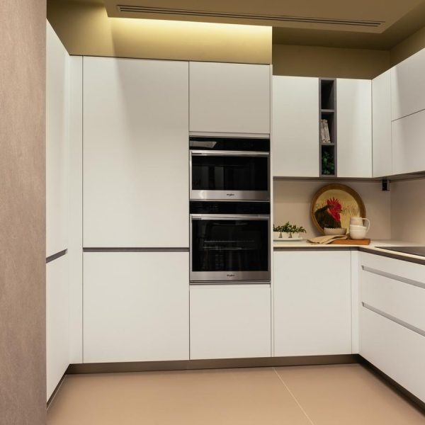Cocina blanca en forma de "U" en exposición tienda Kitchen in con mobiliario modelo Fussion de Senssia en Blanco Fénix con horno y microondas integrados.