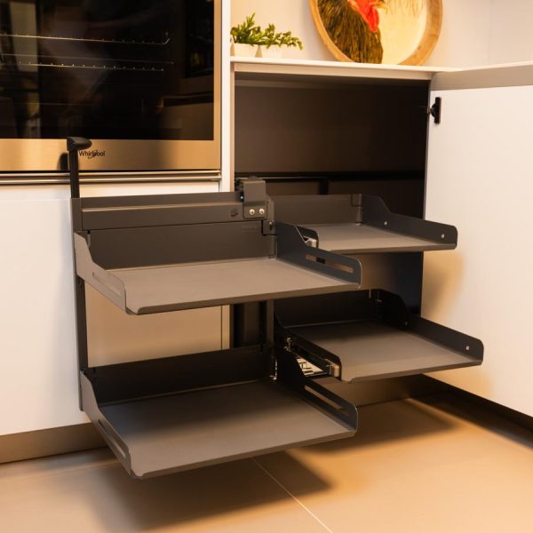 Sistema extraíble en mueble bajo rincón de la línea Fussion con puertas en Blanco Fénix en exposición tienda Kitchen in Santiago
